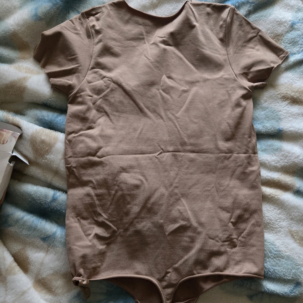 SKIMS Essential T-Shirt Thong Bodysuit in Tigers Eye Size Large/X-Large